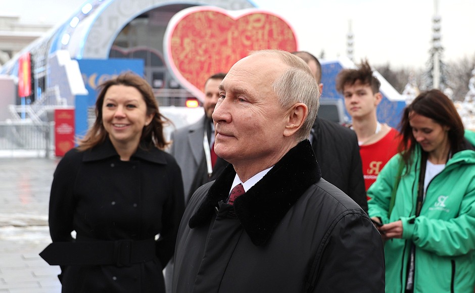 Посещение Международной выставки-форума «Россия». С генеральным директором АНО «Дирекция выставки достижений «Россия» Натальей Виртуозовой (слева) во время осмотра «Аллеи славы». Фото: Михаил Климентьев, РИА Новости