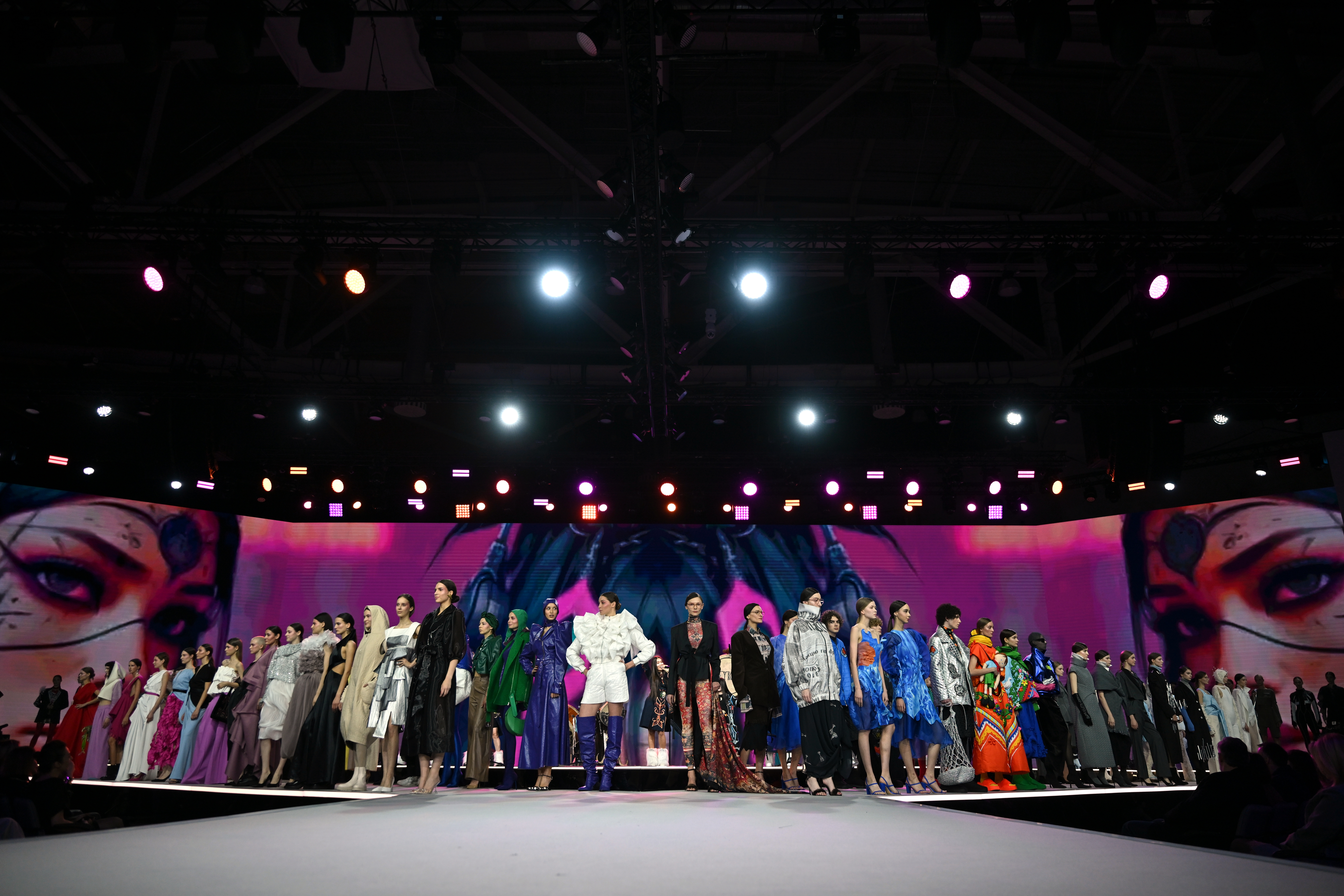 Гала-показ российских школ моды по случаю закрытия Московской недели моды, павильон №75 Григорий Сысоев / Фотохост-агентство РИА Новости