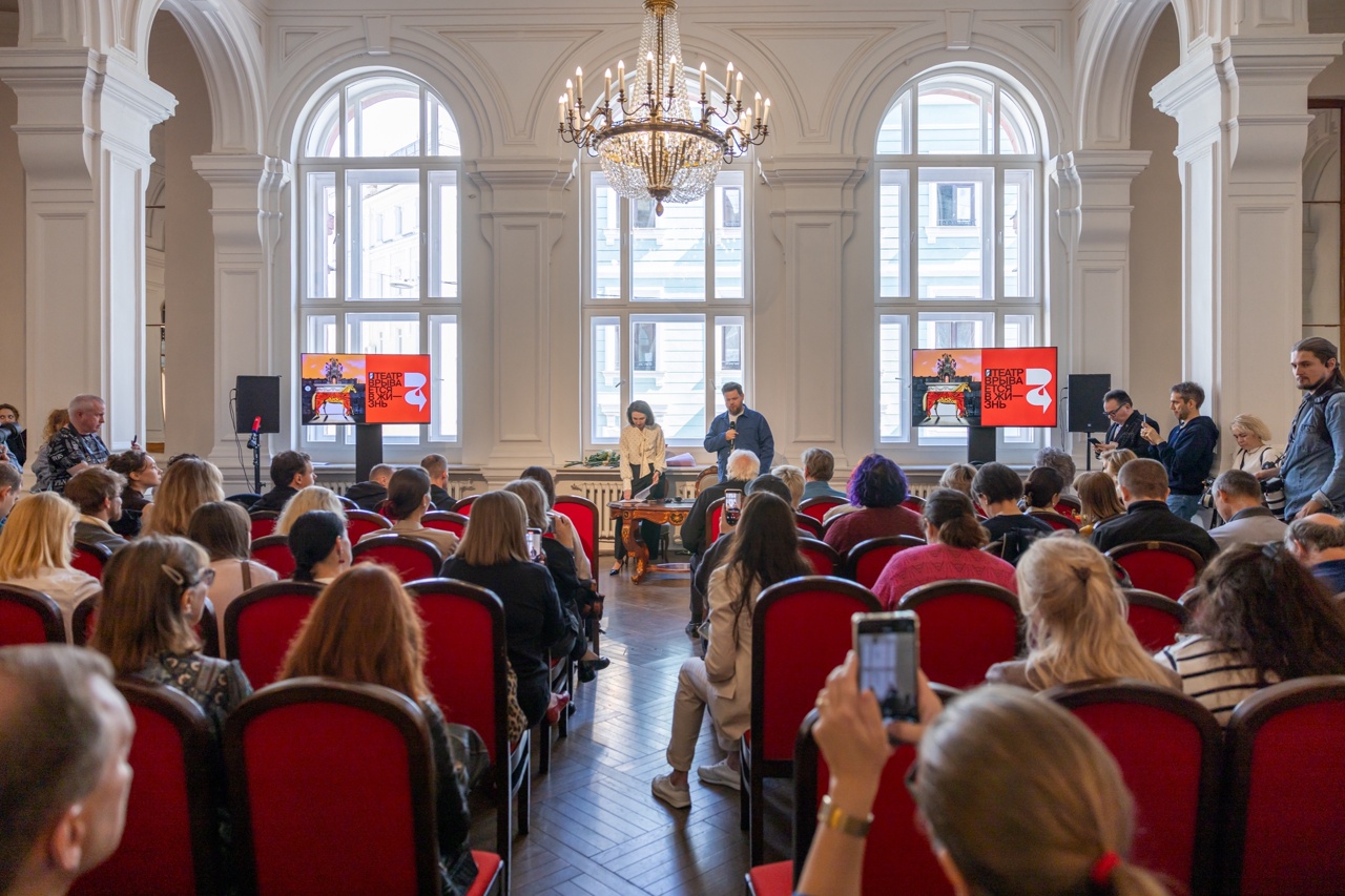 Сбор труппы Театра Маяковского