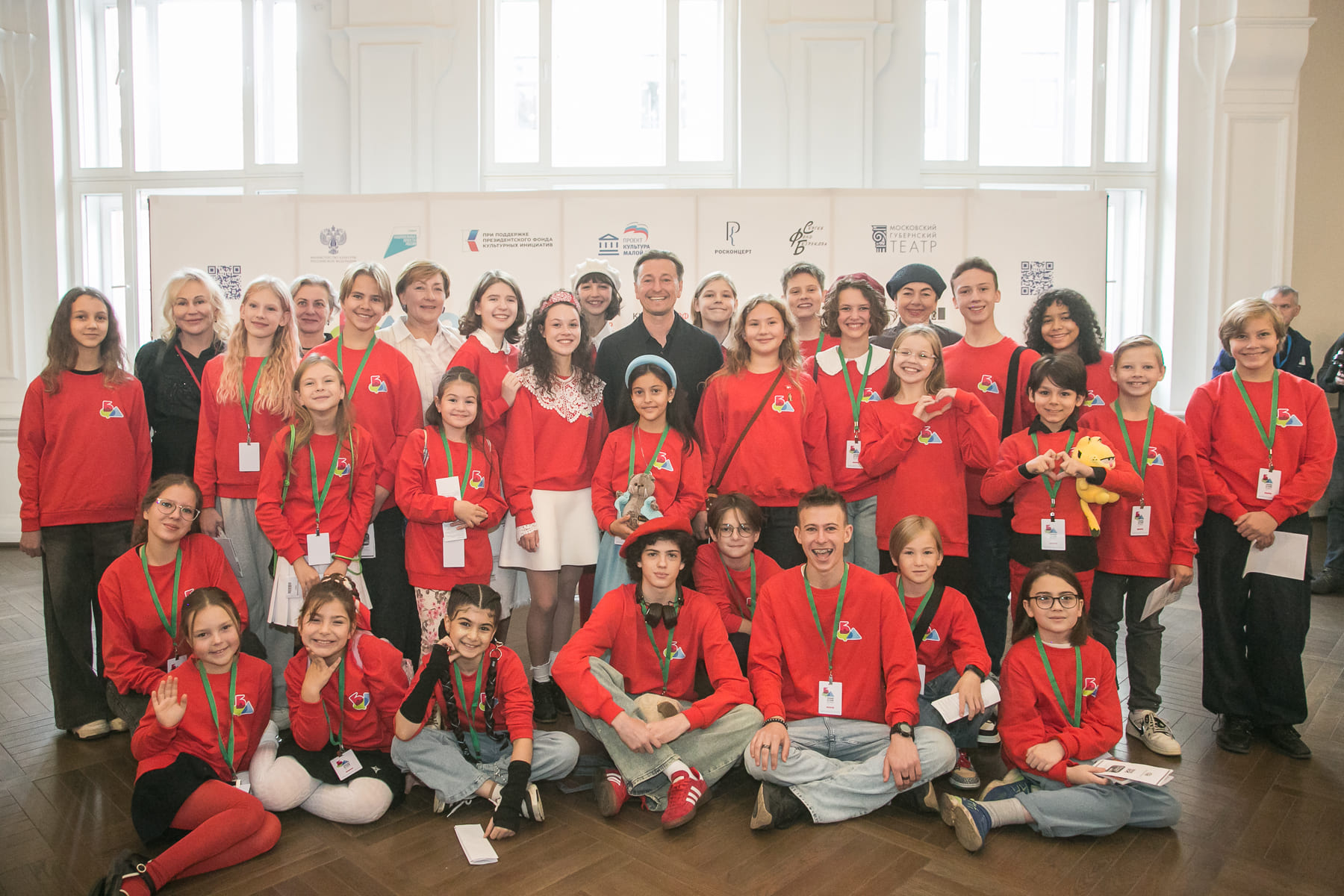Сергей_Безруков_и_Детское_жюри_фото_Галины_Фесенко